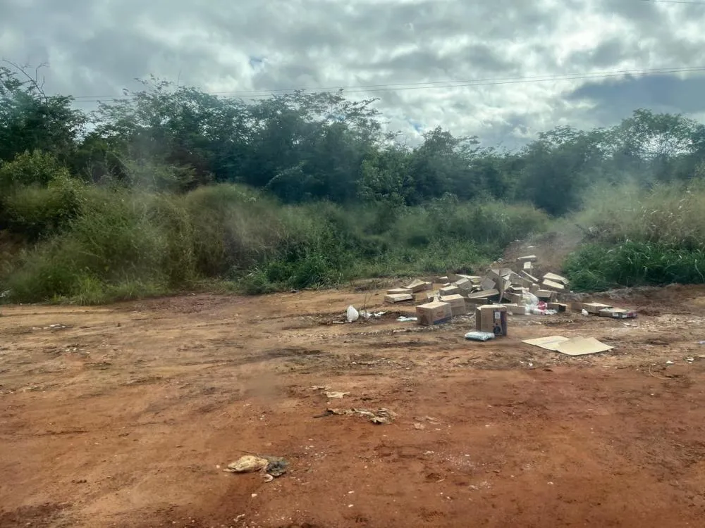 Descarte irregular de lixo preocupa moradores e autoridades em Utinga