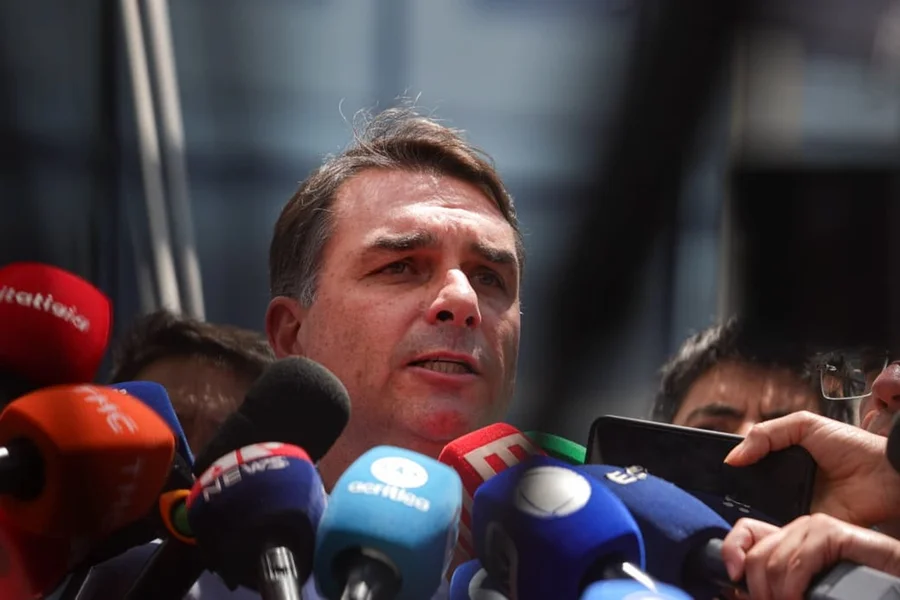 Flávio Bolsonaro homenageia o pai pelo aniversário de 71 anos